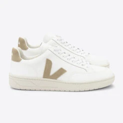 Veja Unisex V-12 Leather Sneaker